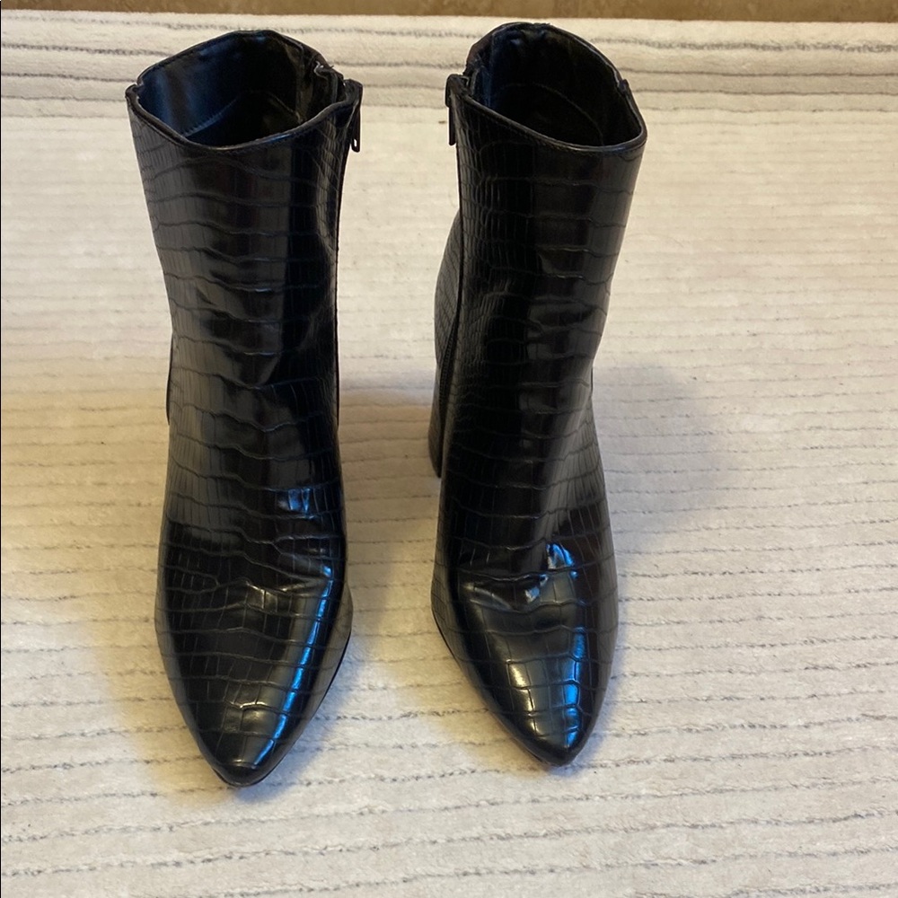 EXPRESS. Elegant Black Croc-Embossed Ankle Boots